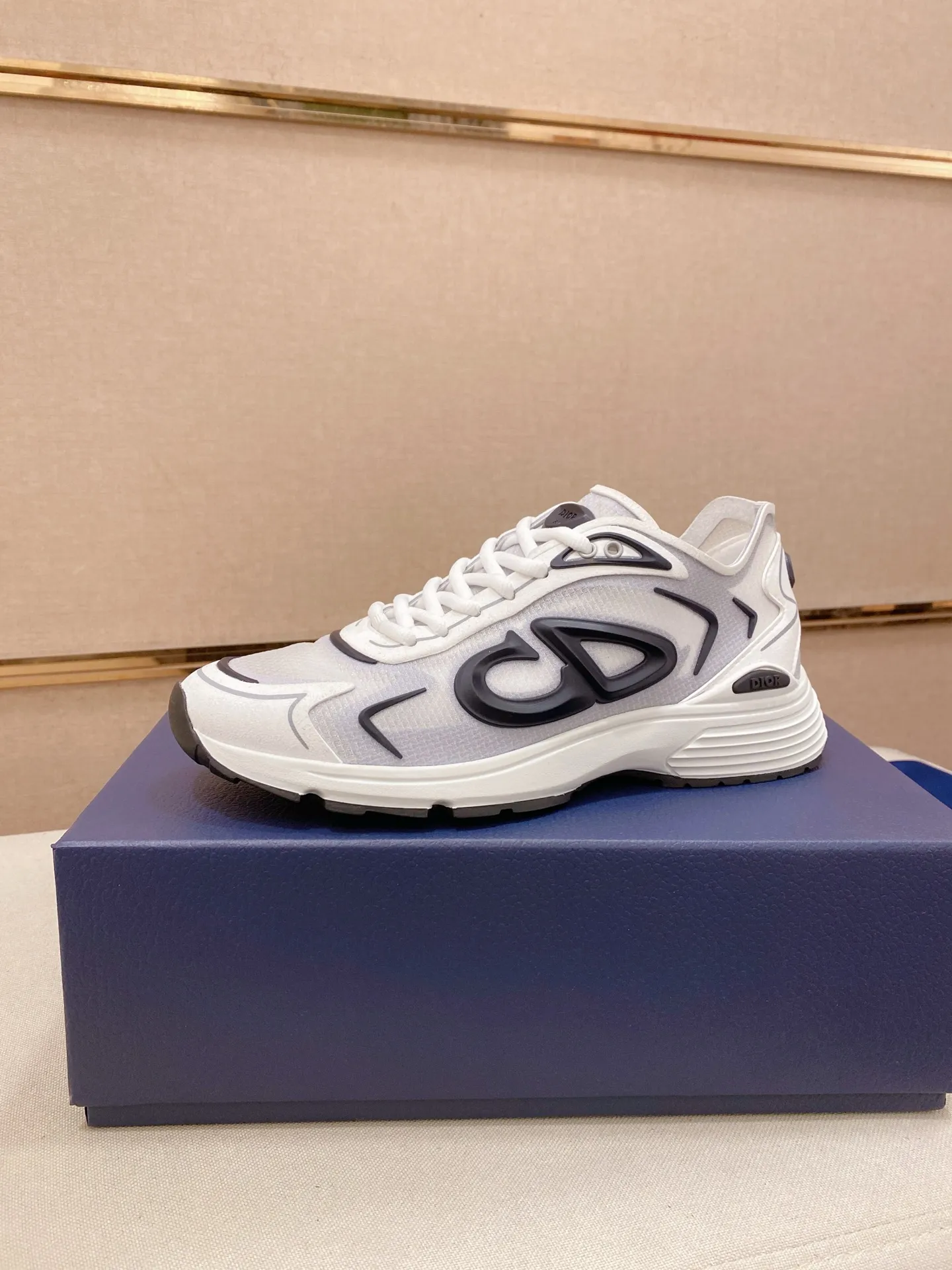 Ex-factory price: 480💰[Celebrate][Celebrate][Celebrate] Wang Junkai, the latest DIOR brand ambassador launched in 2022, brilliantly performs Dior's new B30 sneakers, using modern lines and technical fabrics to create a smart and casual style. The new sports shoes follow the trend of the retro market. The DadShoes-style tongue has the Dior logo. The B30 is made of fine-textured leather and mesh cloth. There are conspicuous letters CD on both sides of the shoe body to indicate identity. The original 1:1 replica of the top version is code number: 38-44. Can be customized45